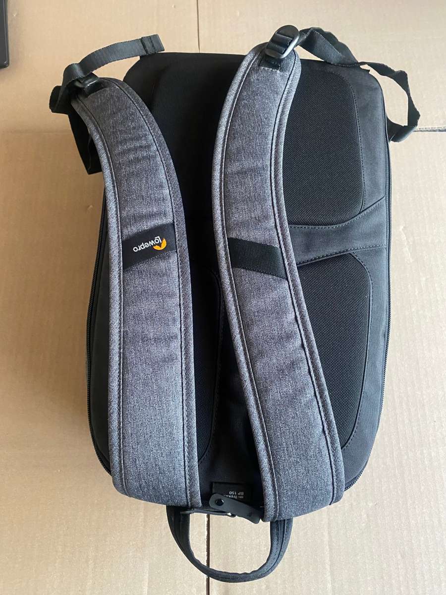 LOWEPRO CAMERA BAG IN GOOD  CONDITION